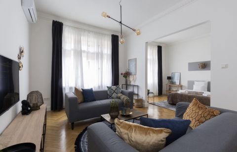 Eladó Lakás 1052 Budapest 5. kerület , Csendes utcában világos 2 szobás gyönyörű berendezett lakás