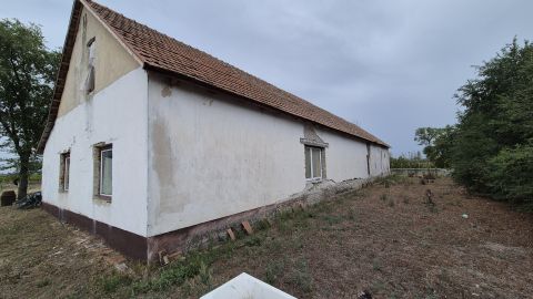 Eladó Ház 6077 Orgovány , Aszfalt út mellett 200nm felújítandó tanya, 1,1Ha telken