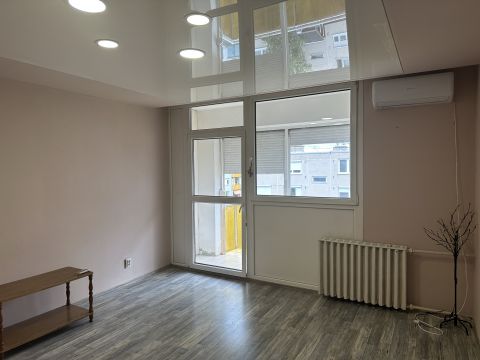 Eladó Lakás 6000 Kecskemét , Széchenyivárosban 2 + fél szobás, erkélyes 5. emeleti lakás