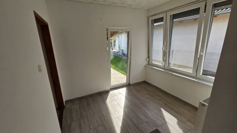 Eladó Ház 2457 Adony Csendes, központhoz közeli utcában.