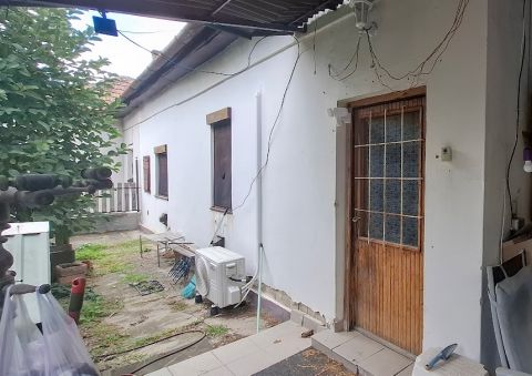 Eladó Ház 2314 Halásztelek , Halásztelken Felújítandó Ikerház hátsó lakása saját kerttel.