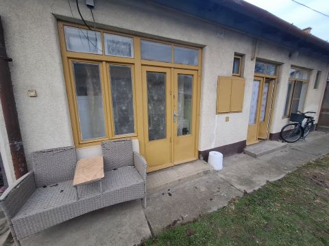 Eladó Ház 6100 Kiskunfélegyháza , Két és fél szobás házrész garázzsal és külön hátsó szobával