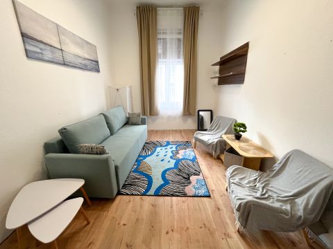 Eladó Lakás 1081 Budapest 8. kerület II. János Pál pápa tér közelében jó állapotú, 1 szobás lakás