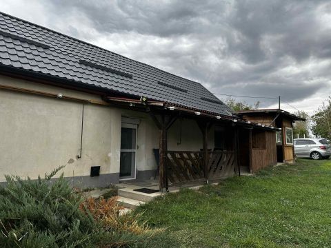 Eladó Ház 7099 Felsőnyék , 67 m2-es részben felújított családiház közel a központhoz.