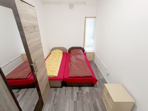 Kiadó Ház 6000 Kecskemét Ceglédi úton munkásszállás 17 fő részére