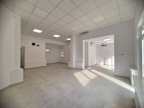 Kiadó Üzlethelyiség 1039 Budapest 3. kerület , III. kerületben utcai bejáratos 70m2 Üzlethelyiség kiadó