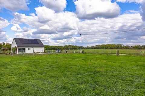 Eladó Telek 2475 Kápolnásnyék Velencei-tó közelében, teljesen sík, 30 m utcafrontú telek