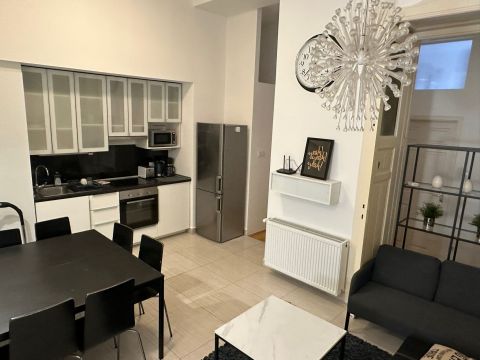 Eladó Lakás 1081 Budapest 8. kerület , II. János Pál Pápa Térhez közel, 4 szobás lakás bérlővel