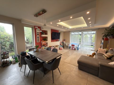 Eladó Lakás 2142 Nagytarcsa , Újszerű, csendes környéken elhelyezkedő ikerház