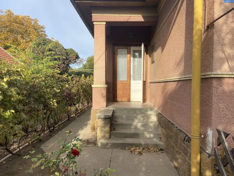 Eladó Ház 2200 Monor , Központhoz közel