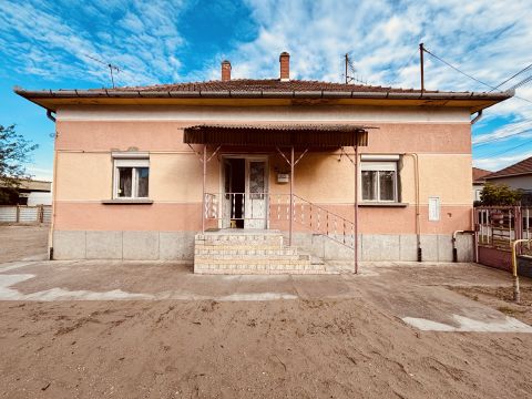 Eladó Ház 6762 Sándorfalva , Sándorfalva központi részén