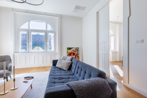 Eladó Lakás 1054 Budapest 5. kerület V. kerület szívében, LIFTES házban, teljesen FELÚJÍTOTT 