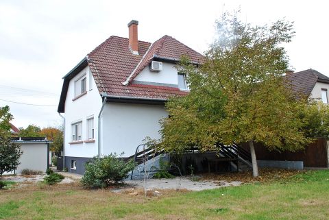 Kiadó Ház 6000 Kecskemét , Nappali + 6 szobás luxus családi ház Hunyadivárosban kiadó