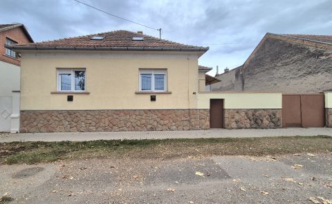 Eladó Ház 6050 Lajosmizse , Lajosmizsén központi elhelyezkedésű kétrendbeli ház!