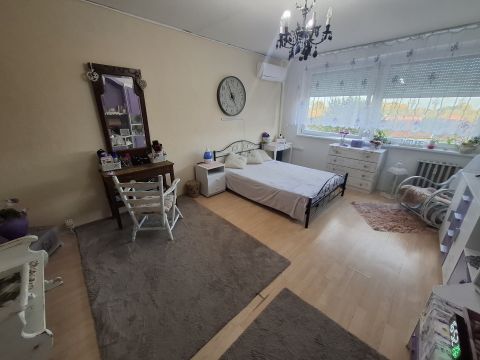 Eladó Lakás 6100 Kiskunfélegyháza , Nyílászárócserélt, 2 szobás, harmadik emeleti lakás