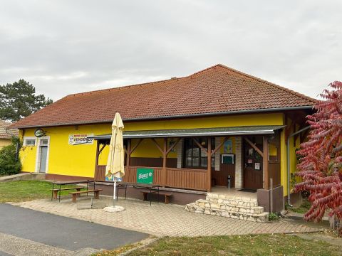 Eladó Üzlethelyiség 5234 Tiszaroff 