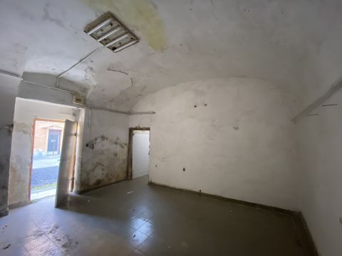 Eladó Iroda 9400 Sopron , SOKOLDALÚ INGATLAN parkolóval, nagy pincével eladó!