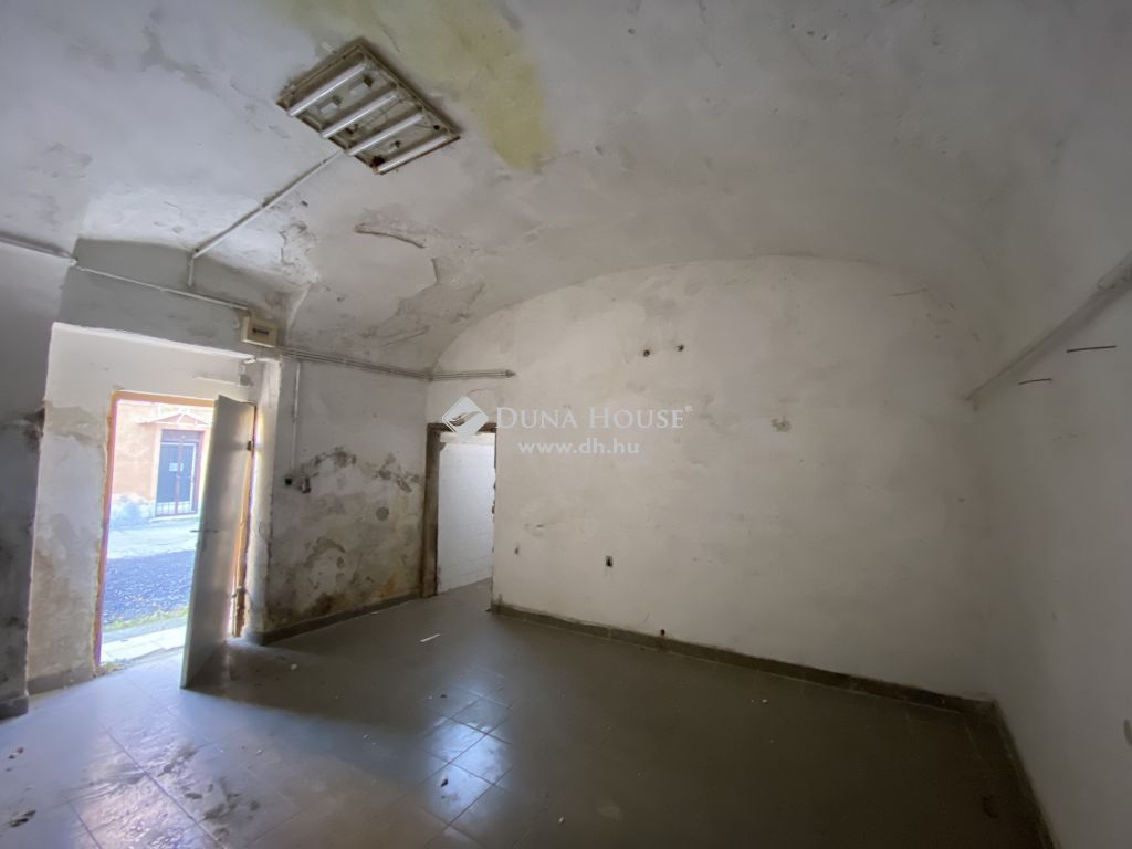 9400 Sopron , SOKOLDALÚ INGATLAN parkolóval, nagy pincével eladó! — 1/3