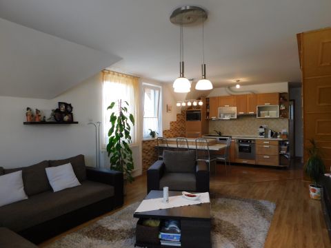 Kiadó Lakás 6200 Kiskőrös , Kiadó Kiskőrös központjában egy, 1 emeleti,bútorozott lakás!