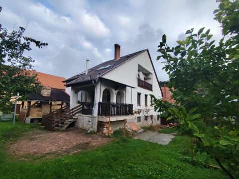 Eladó Ház 9400 Sopron , Kertvárosi csendes utca, kétgenerációs/lakásos önálló ház