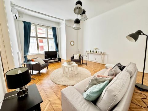 Eladó Lakás 1066 Budapest 6. kerület , Ó utcában- felújított, nagypolgári lakás, 2 erkéllyel