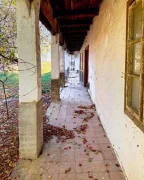 Eladó Ház 8136 Lajoskomárom a település frekventált, kiváló közlekedésű részén