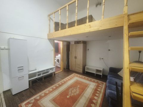 Kiadó Lakás 1076 Budapest 7. kerület Keleti közelében CSENDES, ÁLLÓGALÉRIÁS garzon