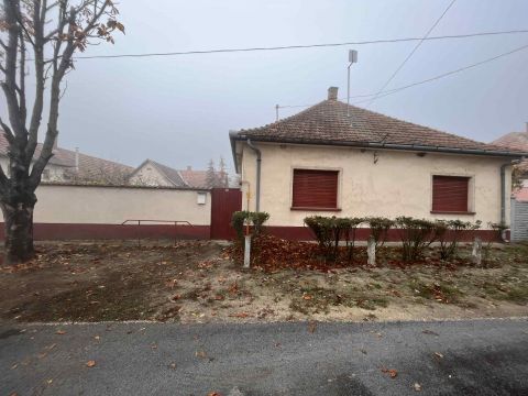 Eladó Ház 6221 Akasztó , Eladó Akasztón a csengődi úton egy 80 nm családi ház!