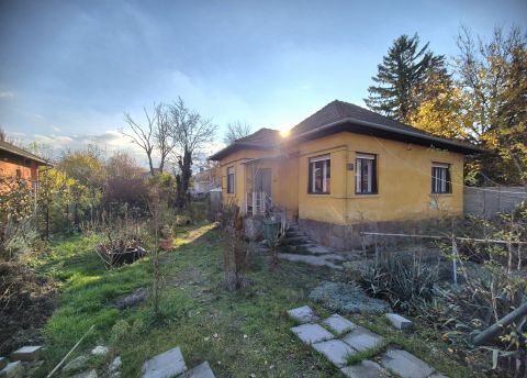 Eladó Ház 1039 Budapest 3. kerület , Önálló 61m2 családi ház 542m2 telekkel Csillaghegyen eladó