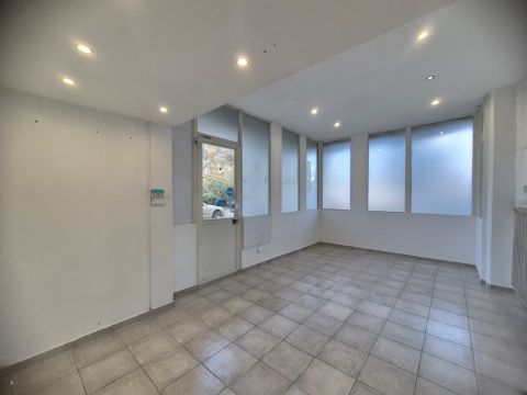 Kiadó Üzlethelyiség 1039 Budapest 3. kerület , Üvegportálos 26m2 üzlethelyiség KIADÓ III.ker. Békásmegyeren