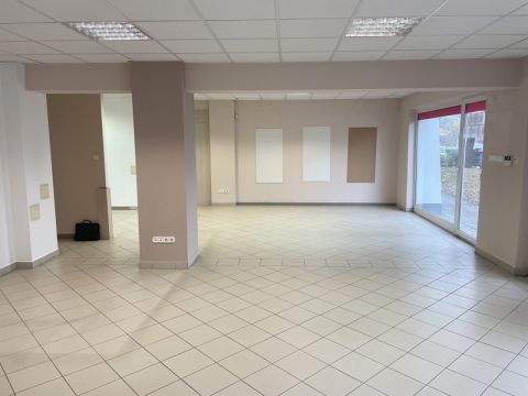 Kiadó Üzlethelyiség 4400 Nyíregyháza , Nyíregyháza Pláza közelében.