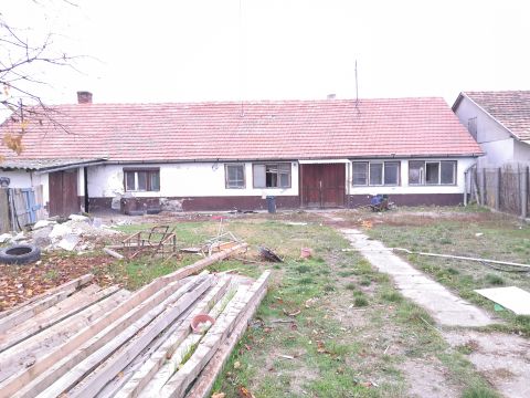 Eladó Ház 6080 Szabadszállás , Vasútállomástól nem messze, felújításra váró ház, nagy telek