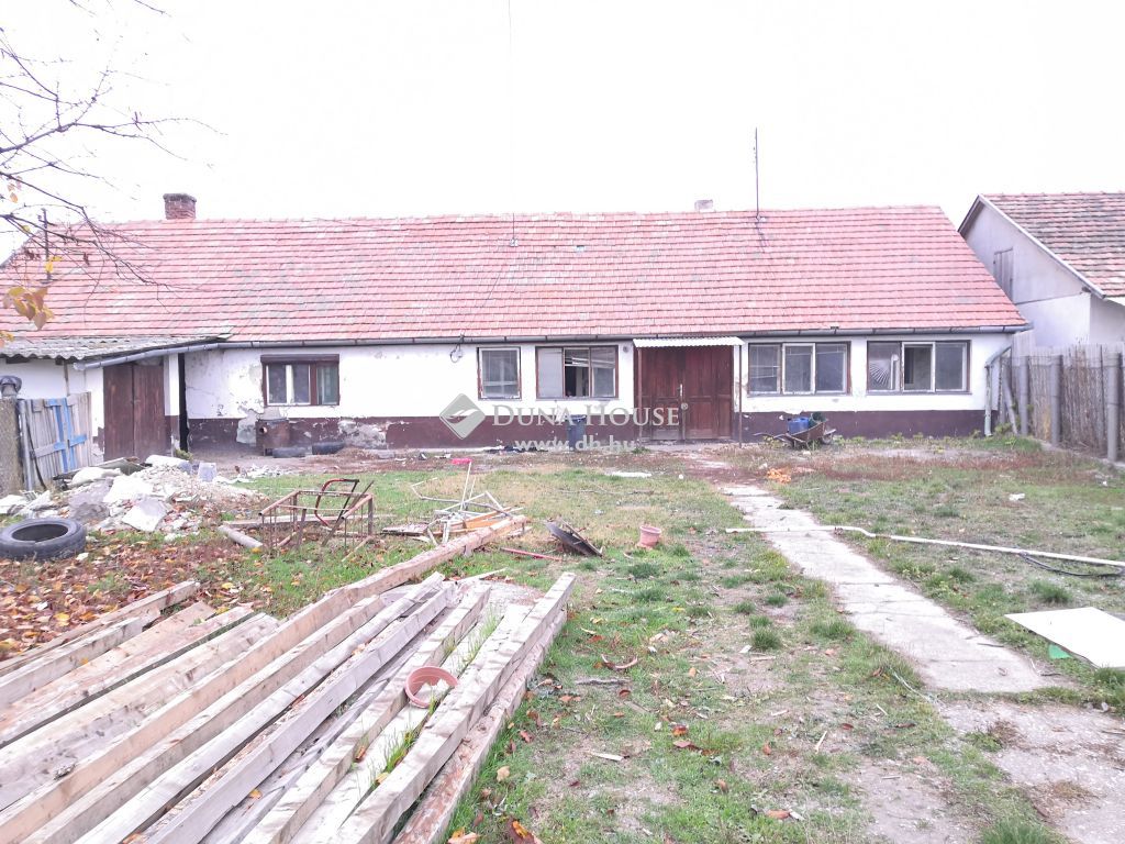 6080 Szabadszállás , Vasútállomástól nem messze, felújításra váró ház, nagy telek — 1/8