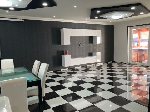 Kiadó Ház 4033 Debrecen Veres Péter ketben gyönyörű családi ház KIADÓ!