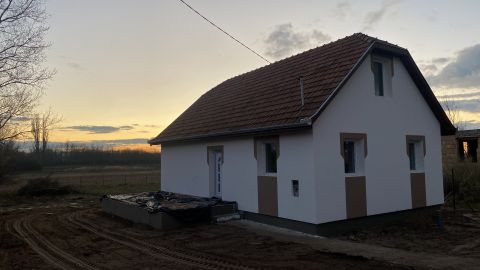 Eladó Ház 2764 Tápióbicske , Hamarosan költözhető 2 szoba + nappalis családi ház