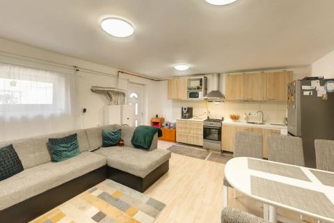 Kiadó Ház 6000 Kecskemét , nappali+2 szobás kiskertes ház vacsiközben kiadó