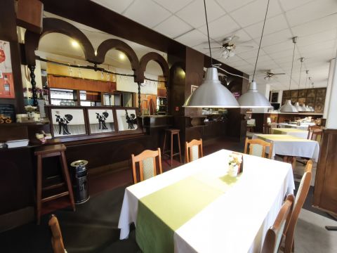 Eladó Üzlethelyiség 2400 Dunaújváros , Dunaújváros Dózsa II.-Belvároshoz közel étterem/üzlet eladó!