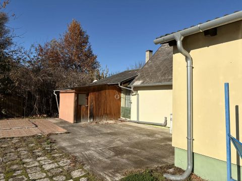 Eladó Üzlethelyiség 9182 Károlyháza Károlyháza Vasút melett