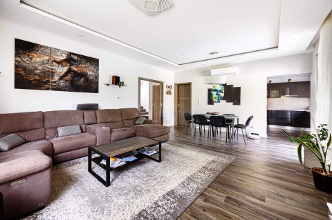 Kiadó Ház 2040 Budaörs 