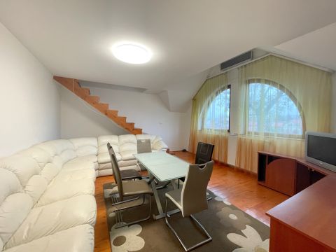 Kiadó Lakás 6000 Kecskemét , Belvárosban nappali + 5 szobás, bútorozott lakás