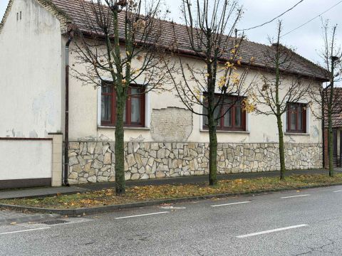 Eladó Ház 6200 Kiskőrös , Eladó Kiskőrösön a Kossuth lajos utcában egy családiház!