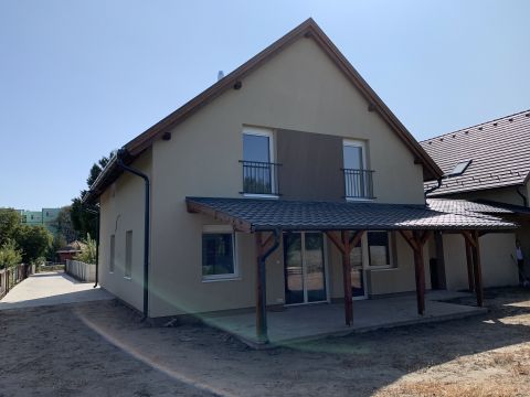 Eladó Ház 2440 Százhalombatta , csendes utca, központi rész