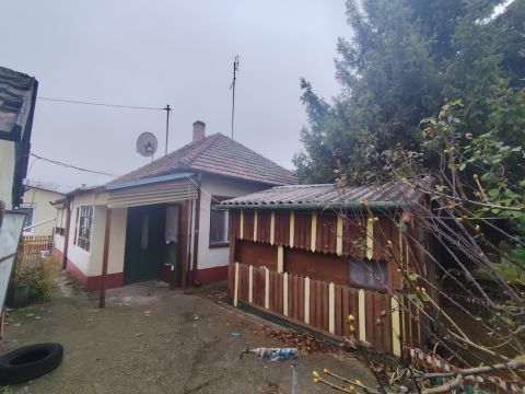 Eladó Ház 6000 Kecskemét , Rendőrfaluban rendezett utcában eladó 2 szobás ház.
