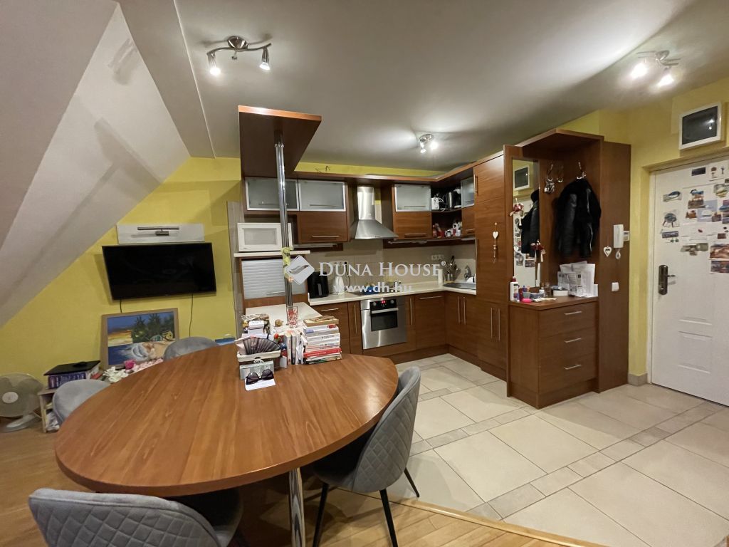 1042 Budapest 4. kerület , Újpest központ — 1/13