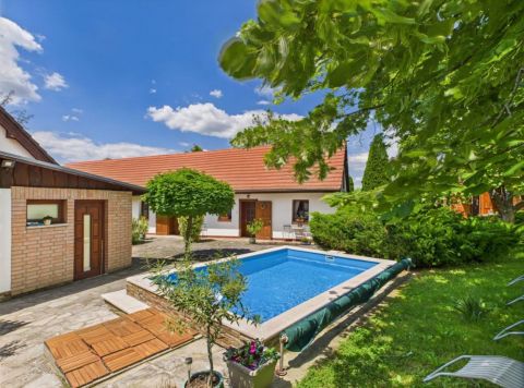 Eladó Vendéglátás 7756 Pócsa , központi részen