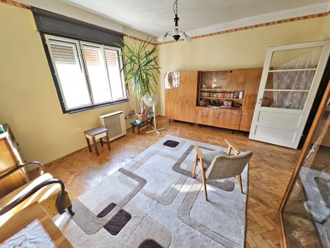 Eladó Ház 2112 Veresegyház , 443m2-es autóbeállós telken kis ház, melléképületekkel eladó