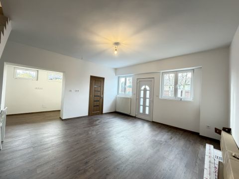 Eladó Lakás 1201 Budapest 20. kerület , Felújított,azonnal költözhető,gk beálló,udvar 1-es lakás