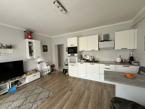 Eladó Lakás 6000 Kecskemét , Amerikai konyhás, 2 szobás, erkélyes otthon eladó + GARÁZS