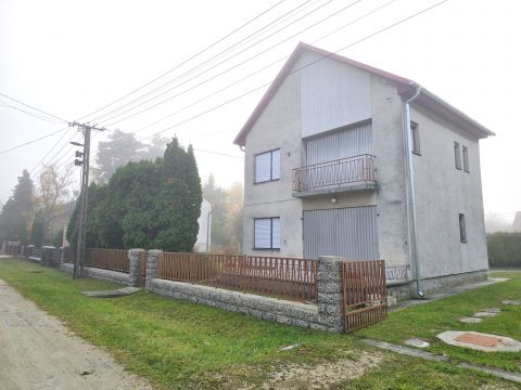 Eladó Ház 8646 Balatonfenyves , Balaton parttól 50m-re 90nm-es nyaraló rengeteg lehetőséggel