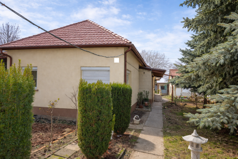 Eladó Ház 2213 Monorierdő , Monorerdőn 2 FELÚJÍTOTT HÁZ eladó szép nagy telekkel